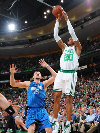 王钰栋戴帽 王钰栋戴帽